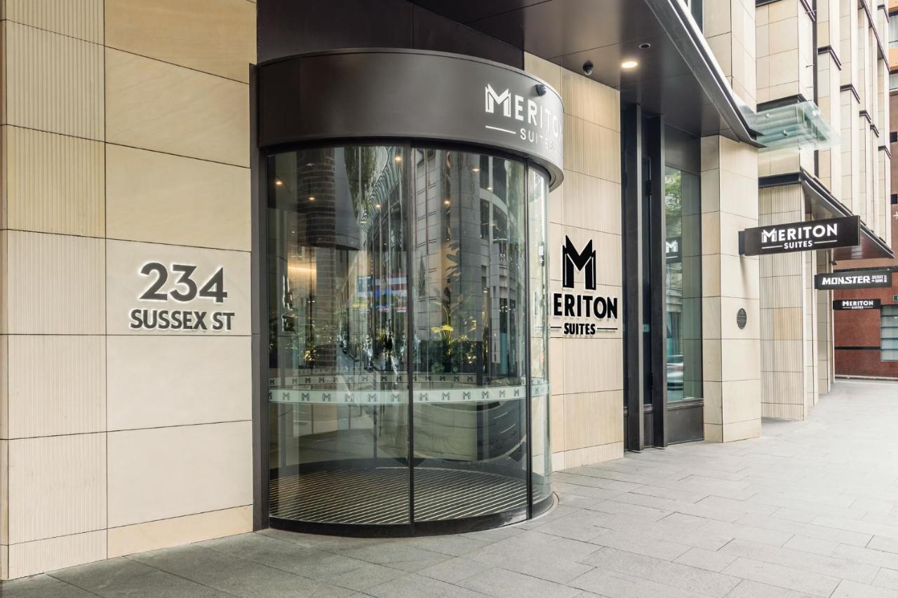 Meriton Suites Sussex Street, Sydney Ngoại thất bức ảnh The photo shows the entrance of a building located at 234 Sussex Street. It features a modern glass revolving door, alongside a sign indicating "Meriton Suites." The facade is characterized by a combination of stone and glass elements, reflecting a c